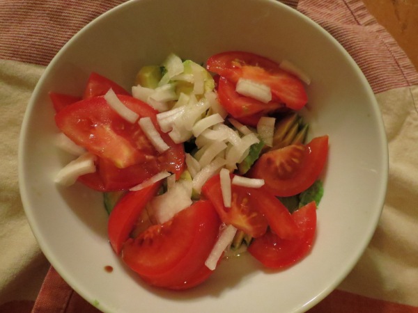 tomato avocado and onion salad
